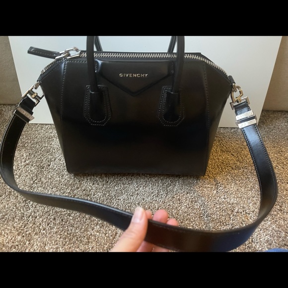 SOLD on 🅿️🅿️💜Last call! Givenchy small Antigona in glazed calfskin - Picture 12 of 16